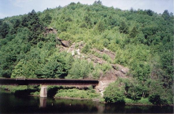 _rock_traintracks_conn.jpg